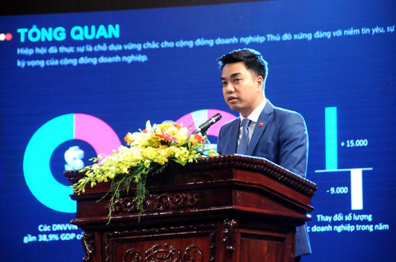 Ông Mạc Quốc Anh - Phó Chủ tịch kiêm Tổng thư ký Hiệp hội các doanh nghiệp vừa và nhỏ thành phố Hà Nội phát biểu khai mạc, báo cáo tình hình hoạt động của Hiệp hội trong năm 2014 và kế hoạch hoạt động năm 2015.