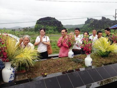 HỘI ĐỒNG MẠC TỘC HẢI PHÒNG CÙNG ĐẠI DIỆN CON CHÁU CÁC CHI HỌ DÂNG HƯƠNG TẠI MỘ PHẦN MẠC THÁI TỔ TRƯỚC NGÀY GIỖ THÁI HOÀNG THÁI HẬU MẠC TRIỀU