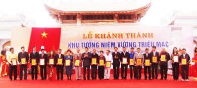 PHÓ THỦ TƯỚNG TRƯƠNG VĨNH TRỌNG VỀ DỰ ĐẠI LỄ KHÁNH THÀNH GIAI ĐOẠN I KHU TƯỞNG NIỆM VƯƠNG TRIỀU MẠC (25/12/2010)